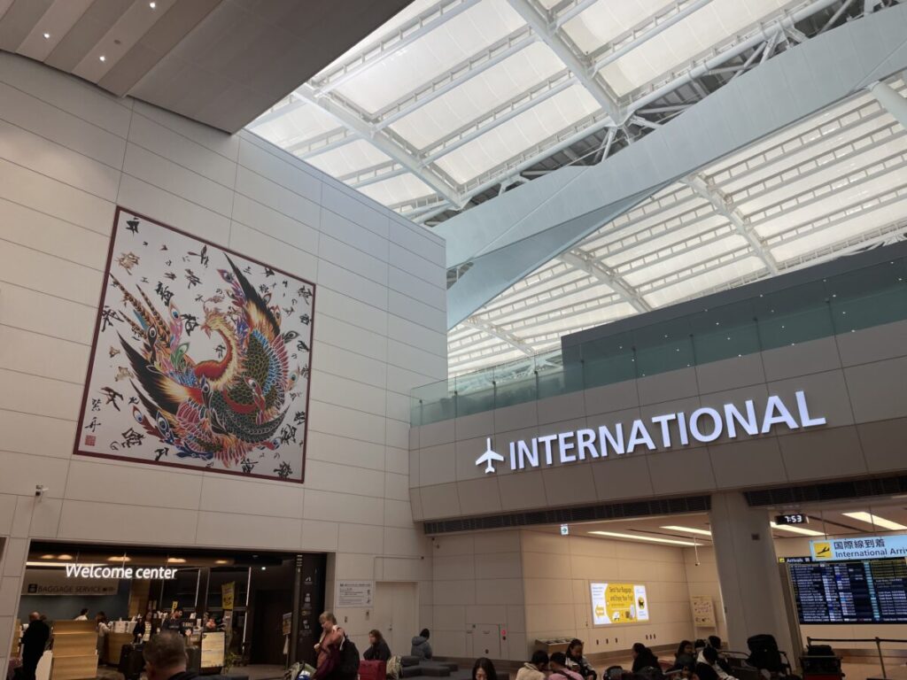 羽田空港国際線ターミナルの出発フロアと鳳凰の装飾