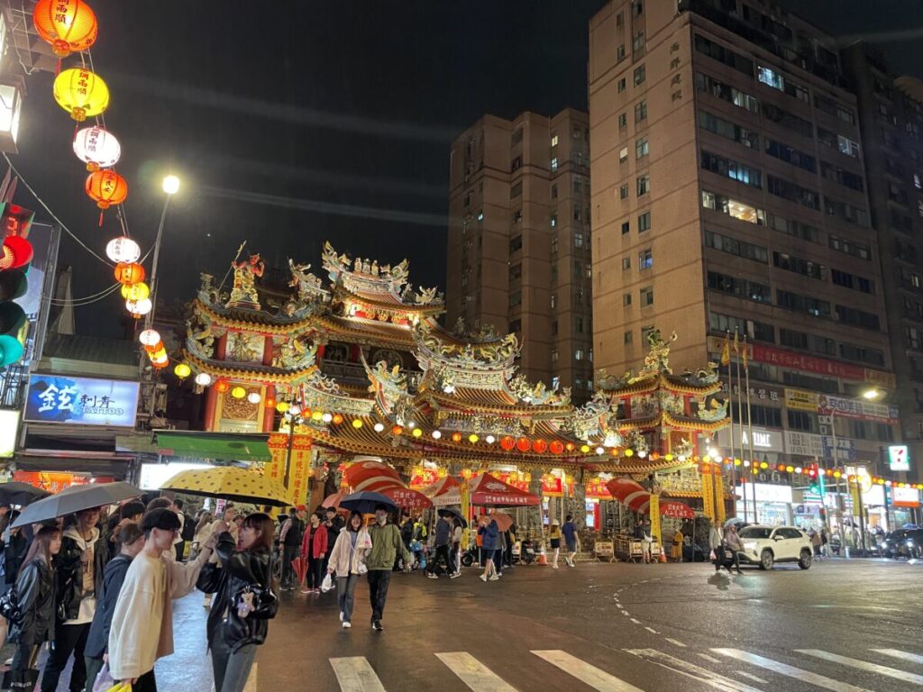 提灯が灯る台北の夜市入口と大勢の人出