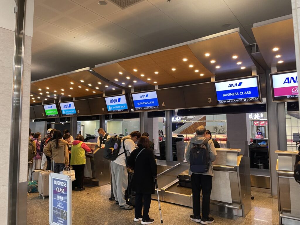 台北松山空港のANAチェックインカウンターとビジネスクラス案内