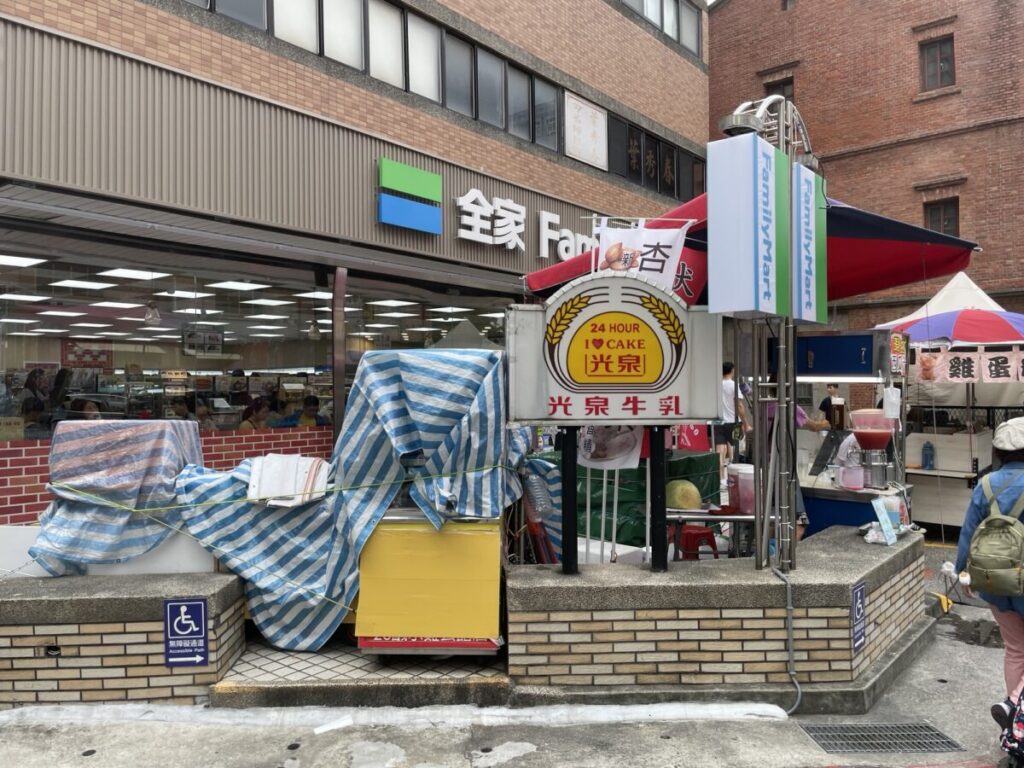 両替の看板が撤去されている。