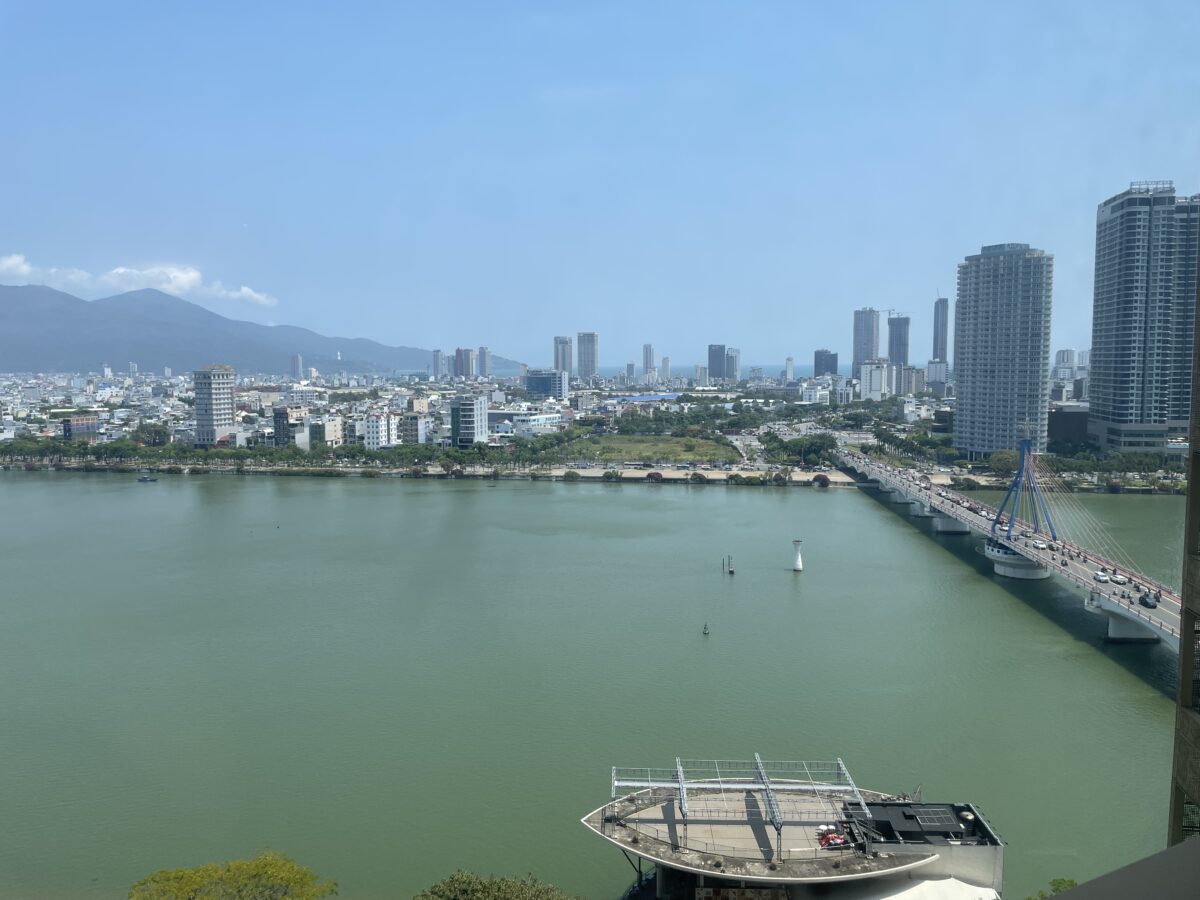 窓からの景色。目の前はハン川