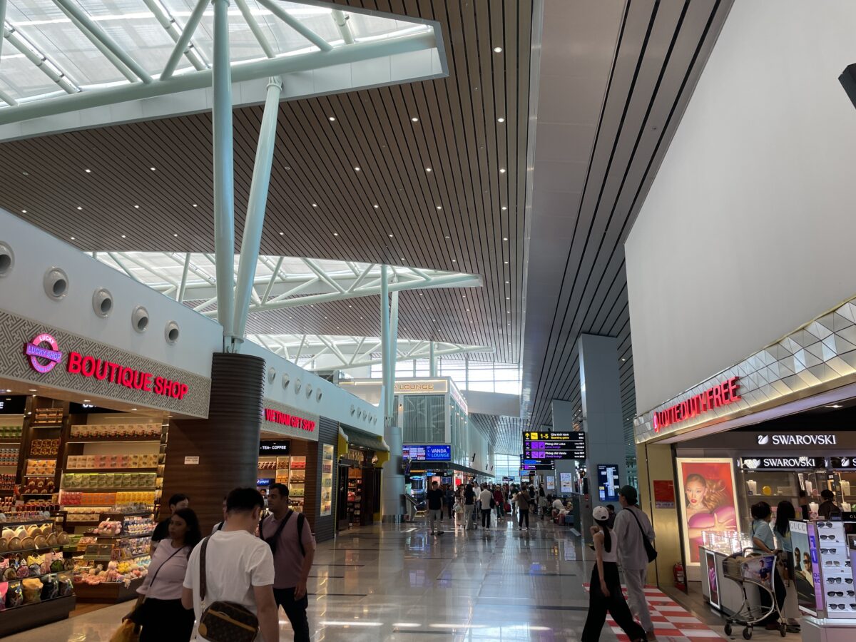 直線構造でわかりやすいダナン空港