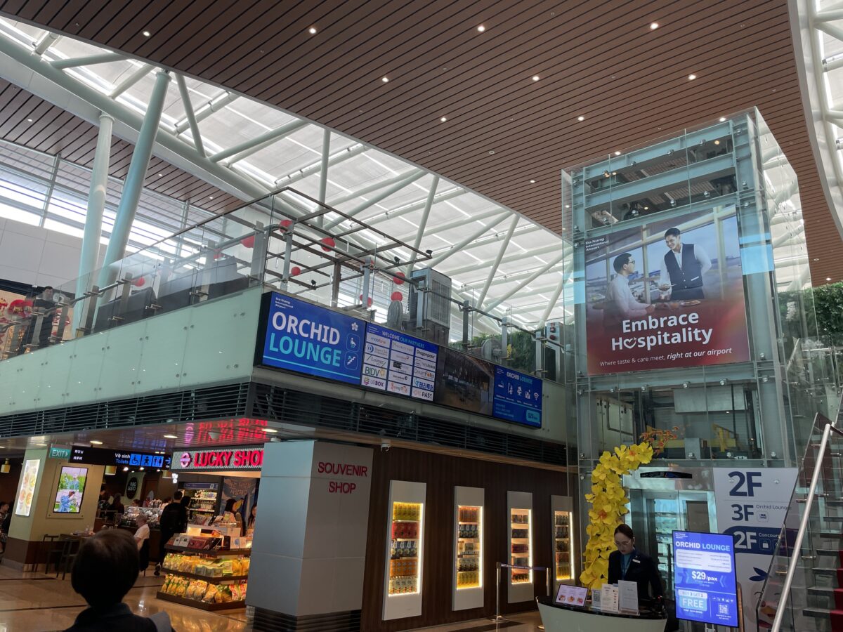 階段でラウンジに上がっていきます