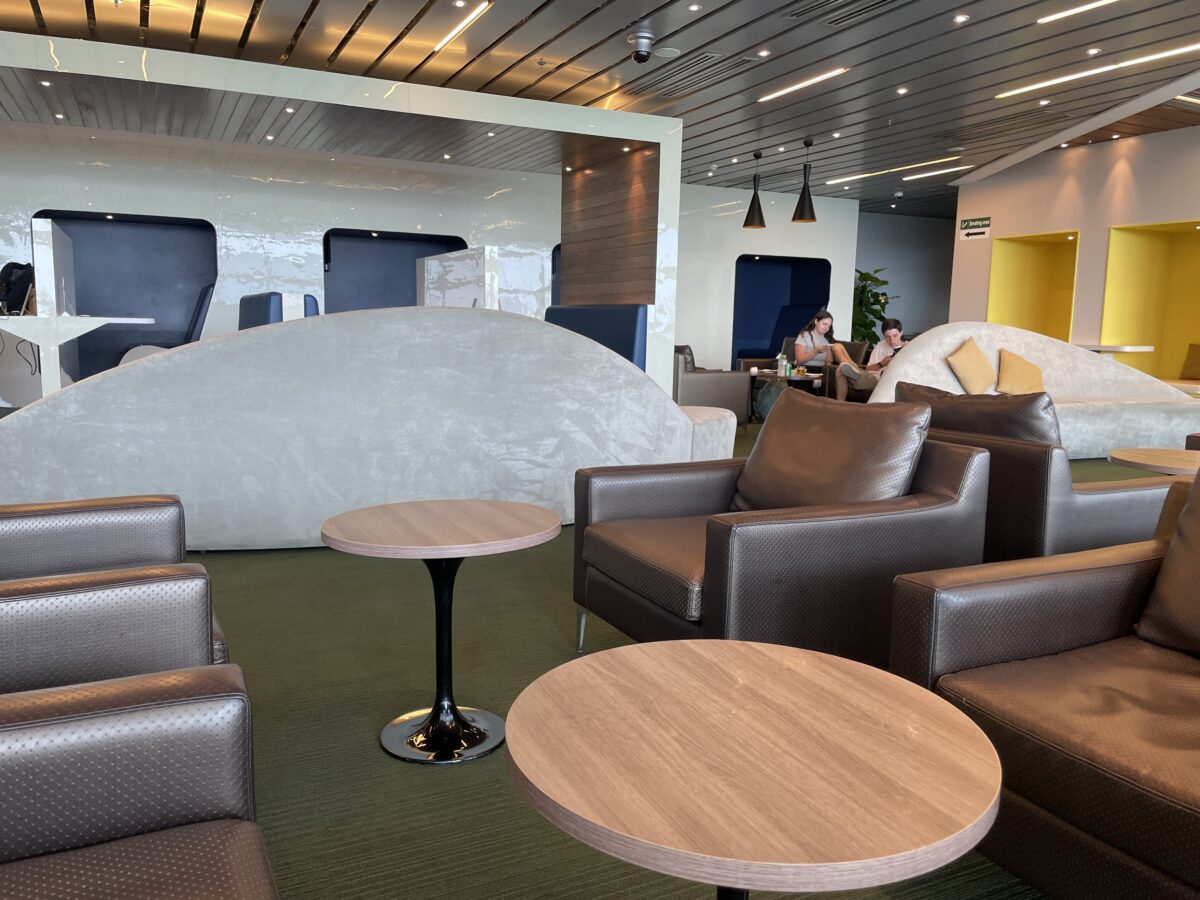 静かで落ち着きのあるラウンジ