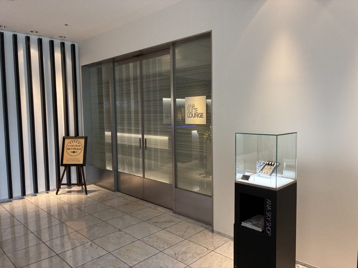 入り口右手にいよいよSUITELOUNGE