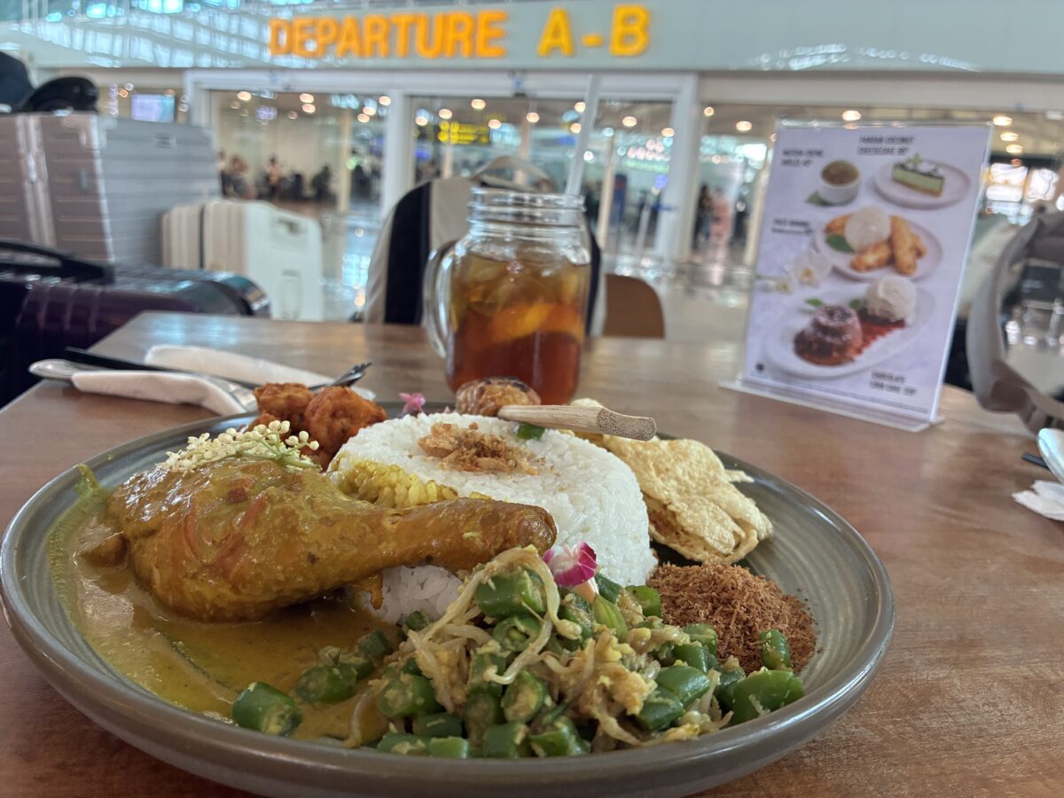 ラウンジいくのは知ってながらご飯を食べる