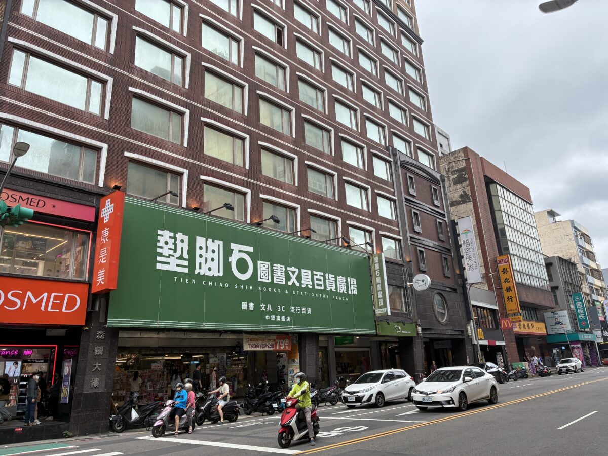 本屋が結構デカかった